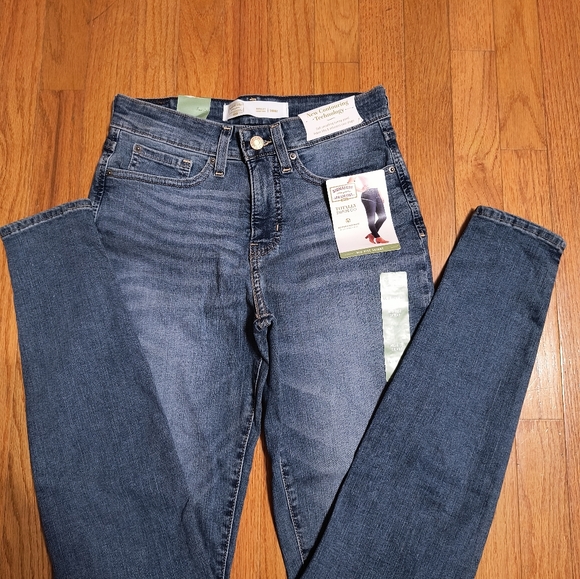NWT Signature by Levi StraussTotally Shaping mid rise skinny jeans,4L or 27Wx32L - Picture 7 of 10